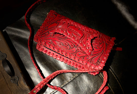 Deep carve diva clutch